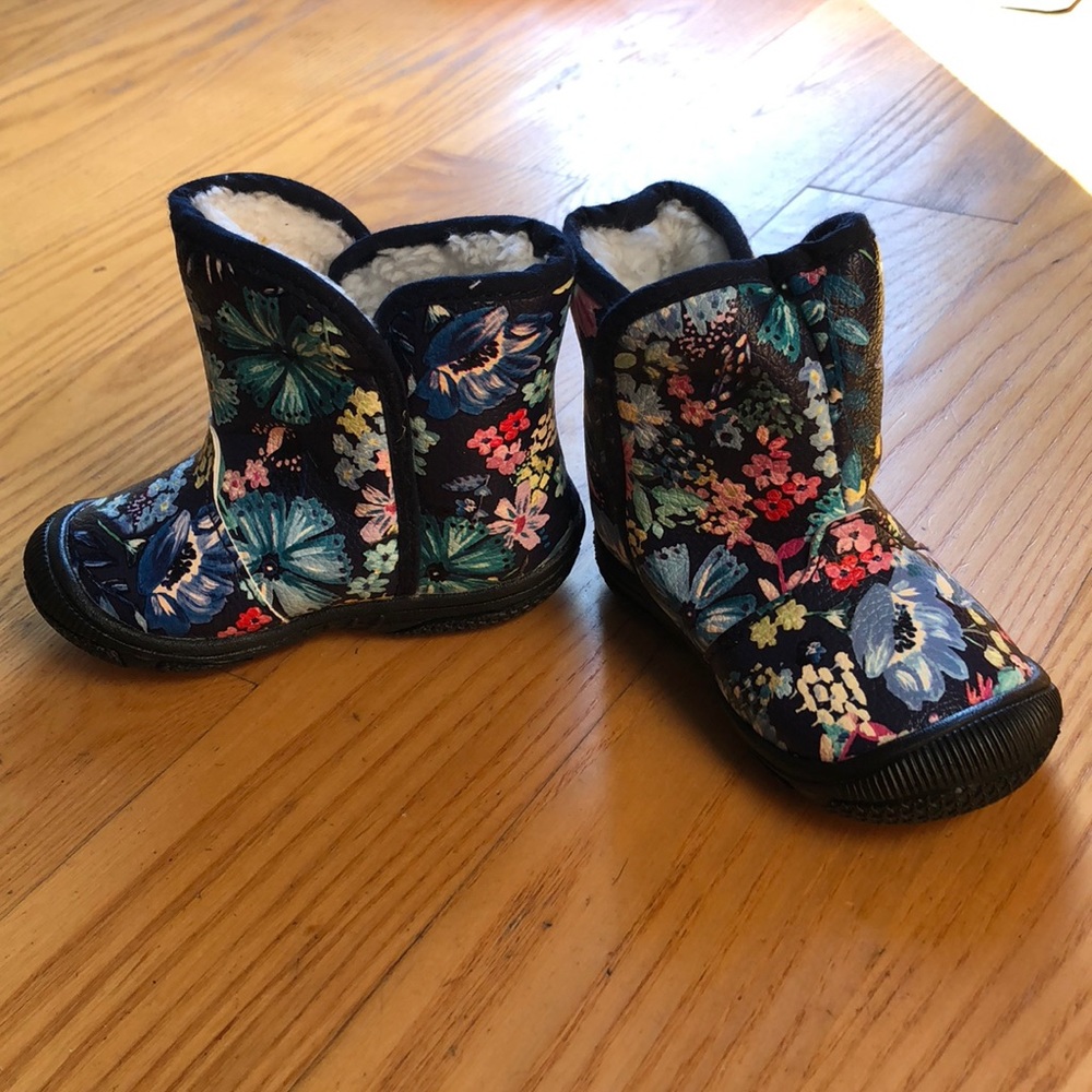 NEW! 12 m- 18m leather flower fluff lined boots